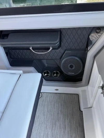  Yacht Photos Pics 2022 COBALT R33 - Image 27