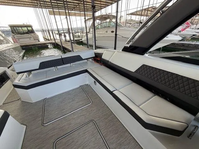  Yacht Photos Pics 2022 COBALT R33 - Image 16