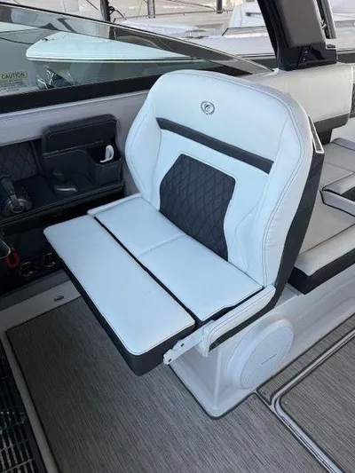  Yacht Photos Pics 2022 COBALT R33 - Image 20