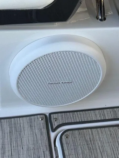  Yacht Photos Pics 2022 COBALT R33 - Image 29