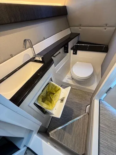  Yacht Photos Pics 2022 COBALT R33 - Image 36