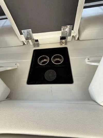  Yacht Photos Pics 2022 COBALT R33 - Image 25