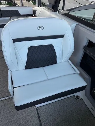  Yacht Photos Pics 2022 COBALT R33 - Image 26