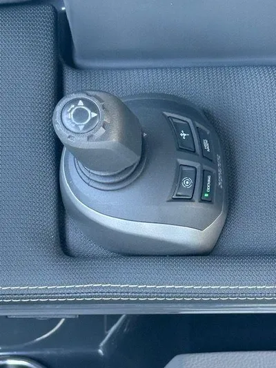  Yacht Photos Pics 2022 COBALT R33 - Image 22