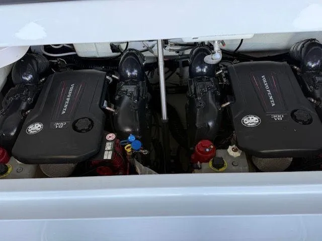  Yacht Photos Pics 2022 COBALT R33 - Image 46