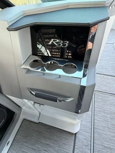  Yacht Photos Pics 2022 COBALT R33 - Image 35