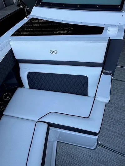  Yacht Photos Pics 2022 COBALT R33 - Image 38