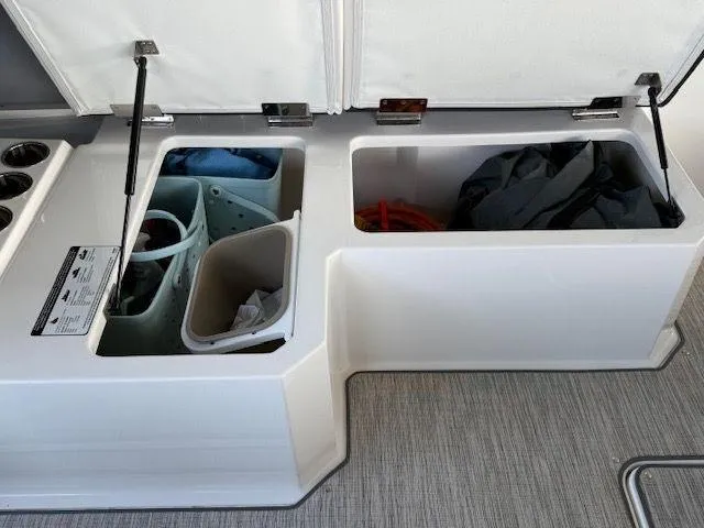  Yacht Photos Pics 2022 COBALT R33 - Image 30