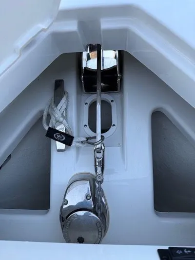  Yacht Photos Pics 2022 COBALT R33 - Image 40