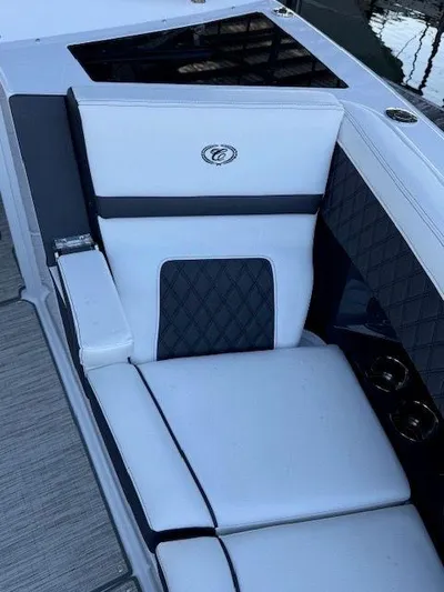  Yacht Photos Pics 2022 COBALT R33 - Image 39