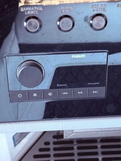  Yacht Photos Pics 2022 COBALT R33 - Image 23