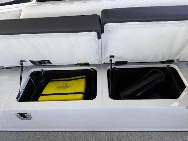  Yacht Photos Pics 2022 COBALT R33 - Image 33