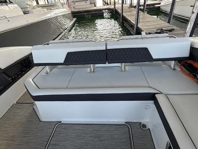  Yacht Photos Pics 2022 COBALT R33 - Image 17