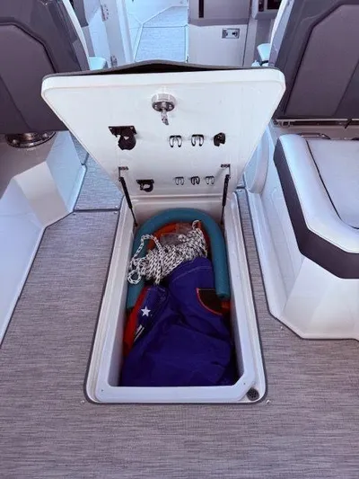  Yacht Photos Pics 2022 COBALT R33 - Image 32