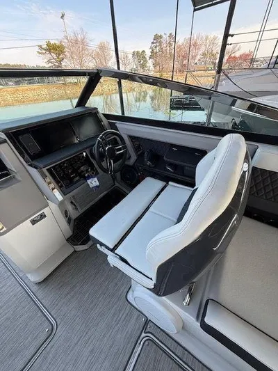  Yacht Photos Pics 2022 COBALT R33 - Image 19