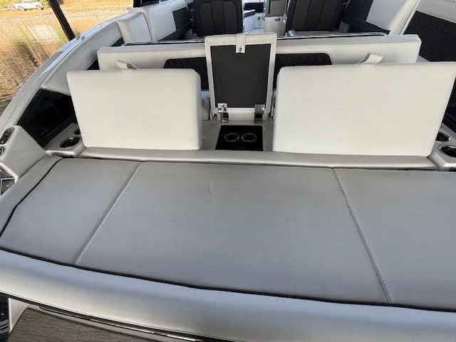  Yacht Photos Pics 2022 COBALT R33 - Image 15