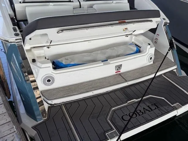  Yacht Photos Pics 2022 COBALT R33 - Image 13