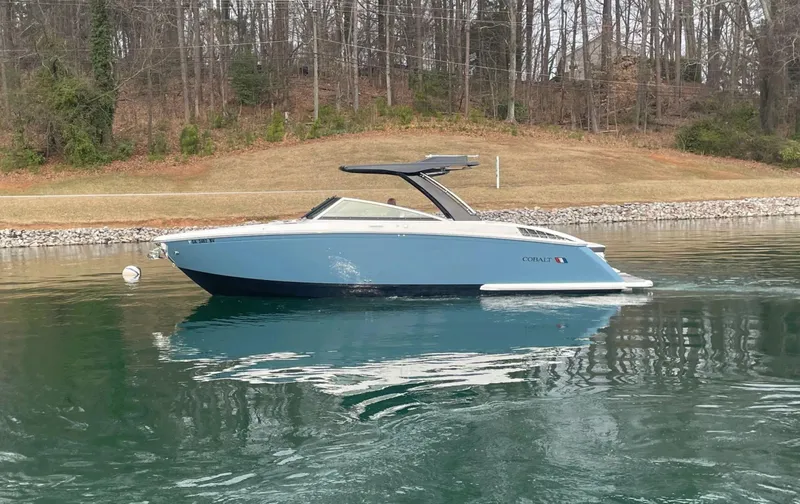  Yacht Photos Pics 2022 COBALT R33 - Image 5