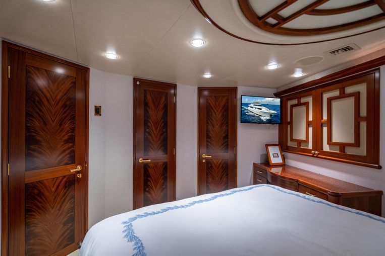 2011-112-westport-motoryacht
