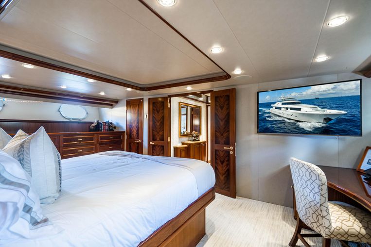 2011-112-westport-motoryacht