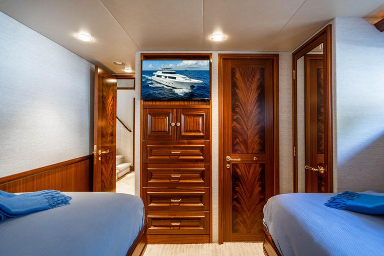 2011-112-westport-motoryacht