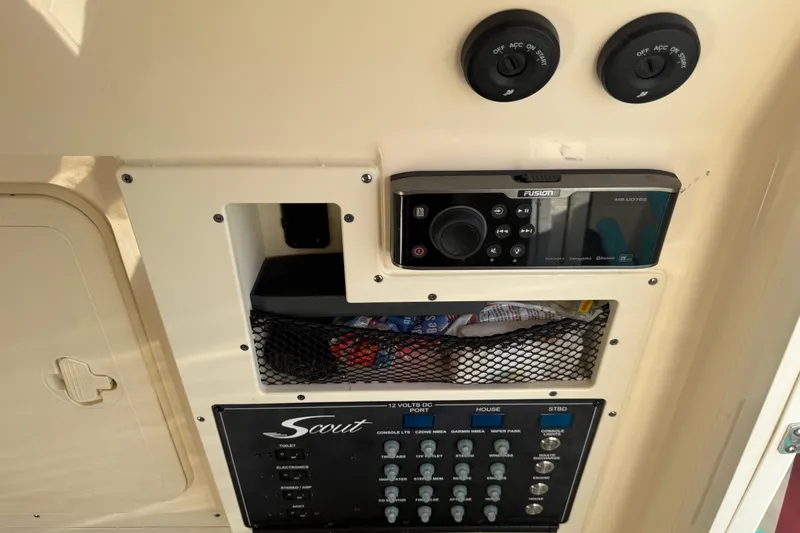 T/t B Happy Yacht Photos Pics Control panel of 2019 Scout 320 LXF boat with Fusion stereo system.