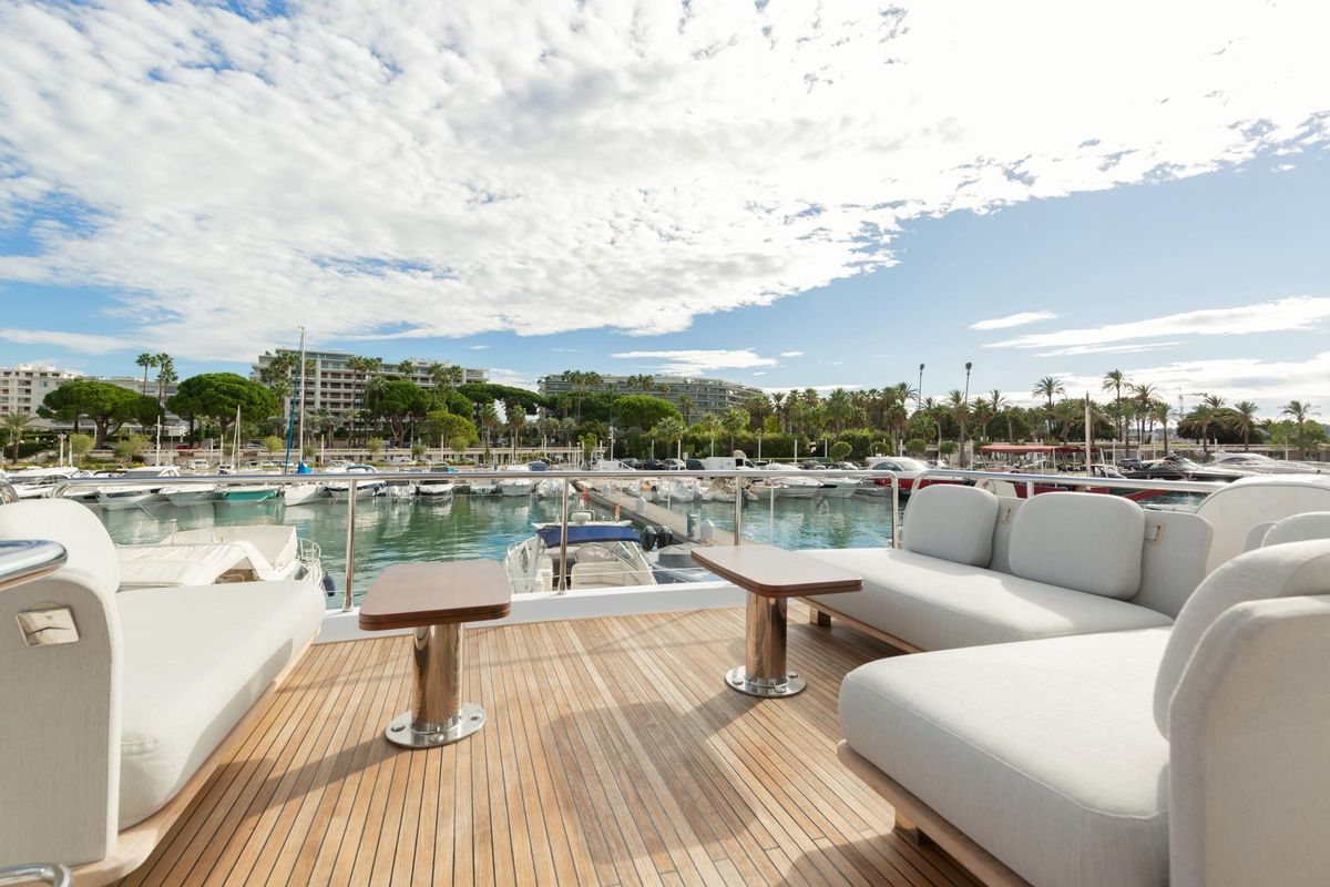 2020 Azimut 74 