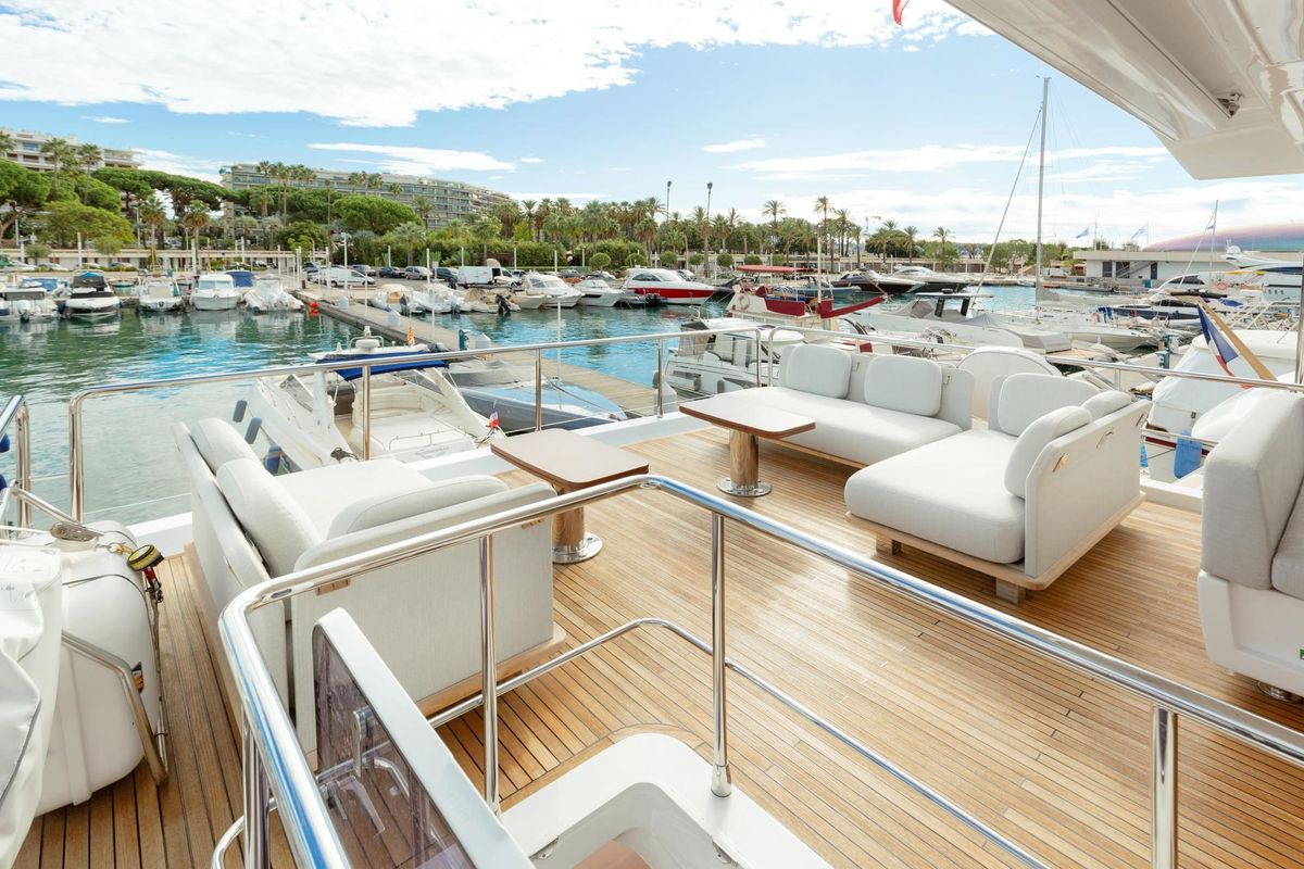 2020 Azimut 74 