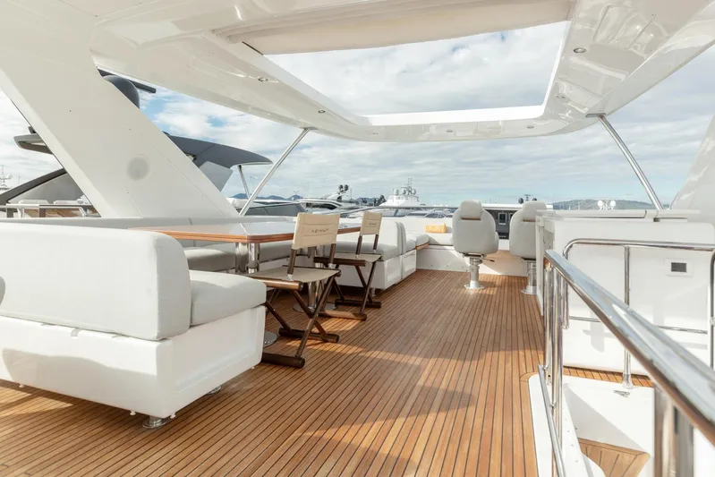 Solstice Yacht Photos Pics Luxurious 2020 Azimut 72 Flybridge yacht with spacious deck and elegant seating.