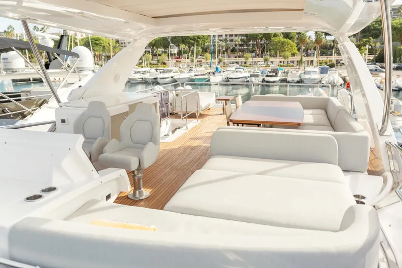 Solstice Yacht Photos Pics Luxurious 2020 Azimut 72 Flybridge yacht with spacious seating and elegant design.
