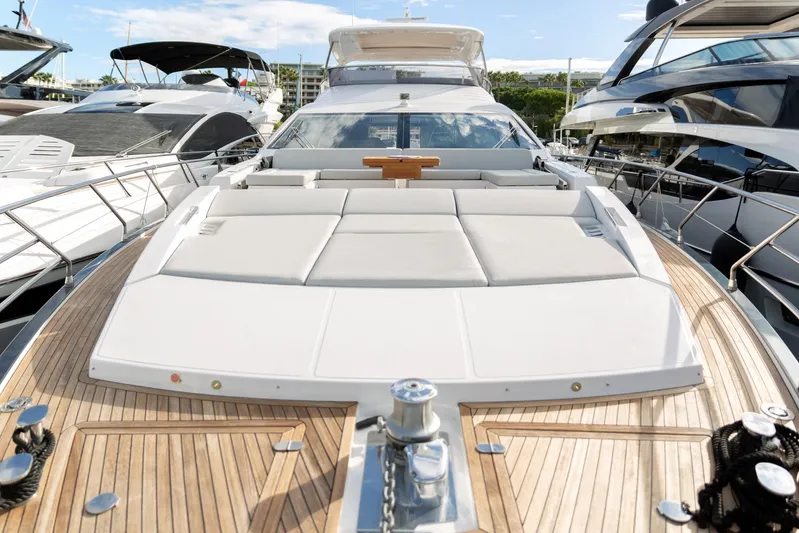Solstice Yacht Photos Pics 2020 Azimut 72 Flybridge yacht with spacious sun deck and luxurious design.