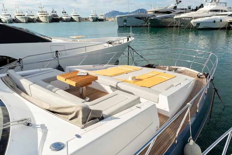 Solstice Yacht Photos Pics Luxurious 2020 Azimut 72 Flybridge yacht with spacious deck and seating area in marina.