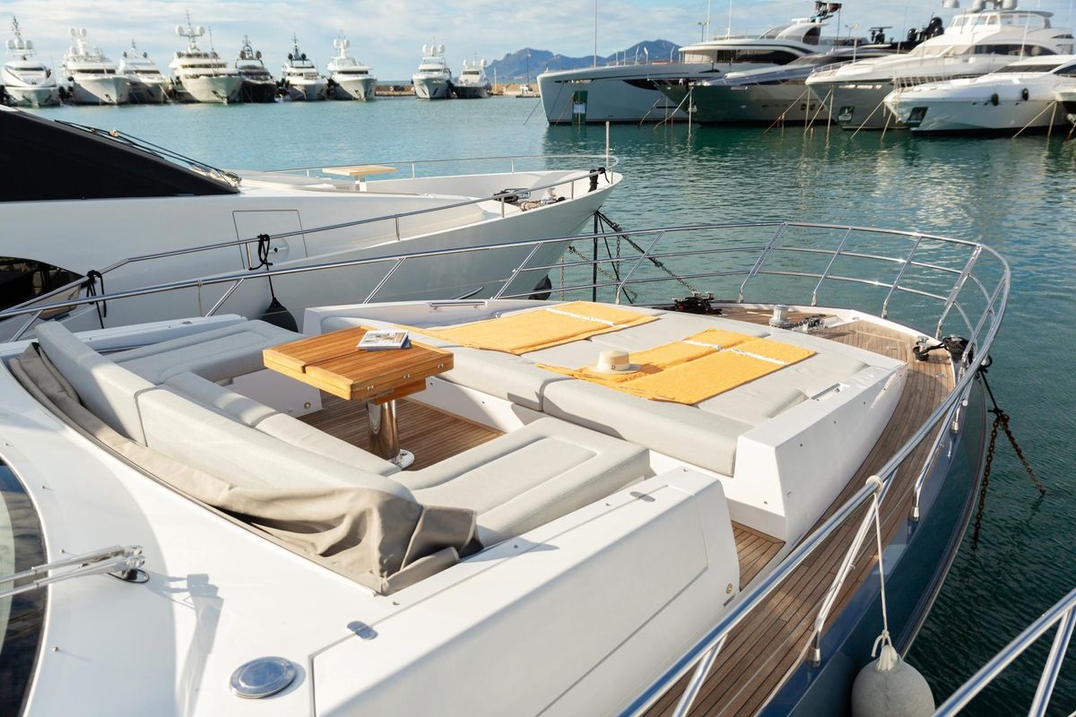 2020 Azimut 74 