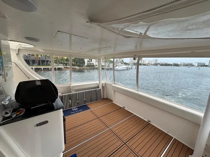 Seas The Day Yacht Photos Pics Spacious interior of 2000 Silverton 453 Motor Yacht with waterfront view.