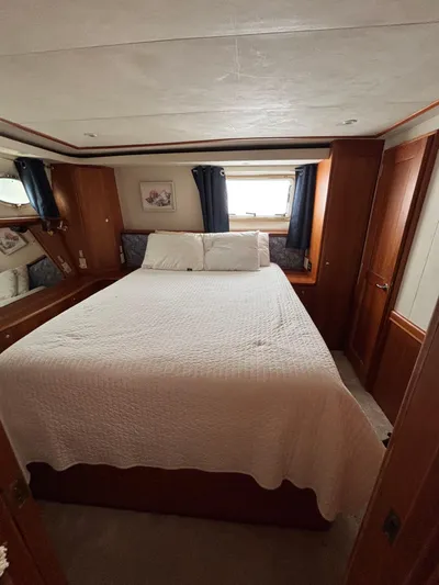 Seas The Day Yacht Photos Pics Interior of 2000 Silverton 453 Motor Yacht bedroom with bed and window.