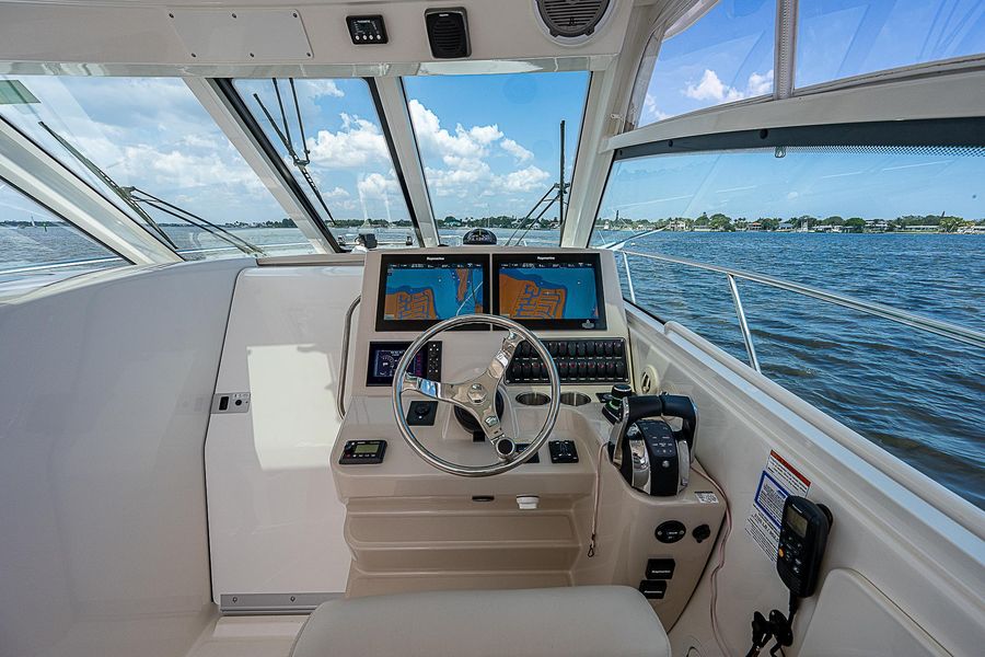 2018 Boston Whaler 345 Conquest