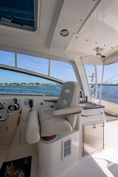 2018 Boston Whaler 345 Conquest