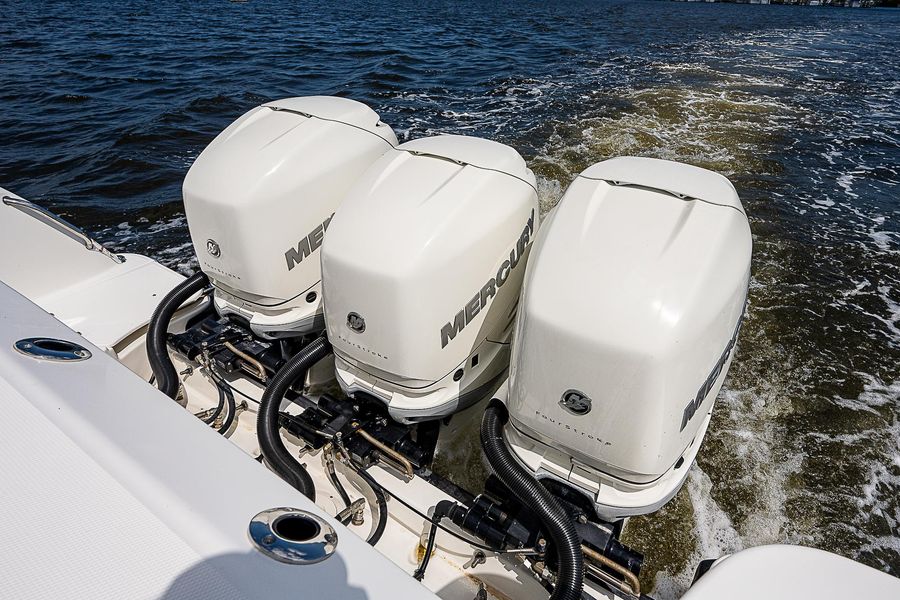 2018 Boston Whaler 345 Conquest