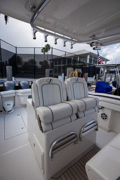 2018 Jupiter 38 Forward Seating