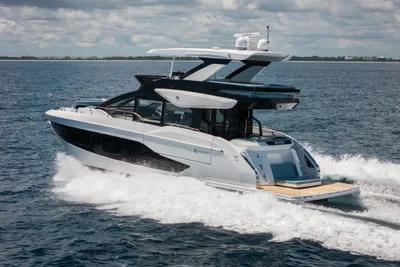 Cruisers Yachts 57 Fly