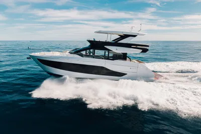 Cruisers Yachts 57 Fly