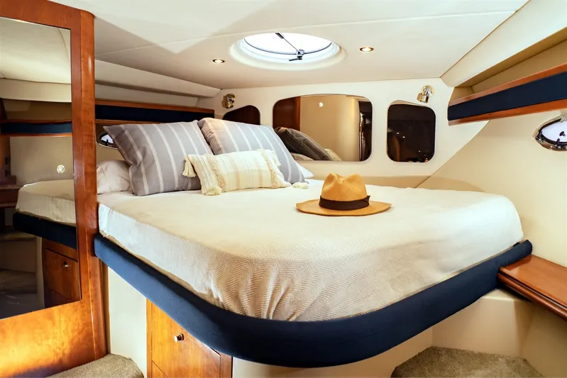 Hadi Yacht Photos Pics Luxurious cabin interior of 2005 Cruisers Yachts 370 Express with cozy bed and stylish decor.