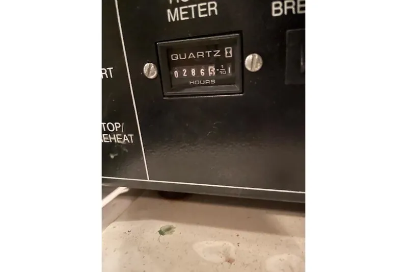 "sunseeker" Yacht Photos Pics Hour meter reading 2865 hours on 2002 Silverton 43 Motor Yacht.