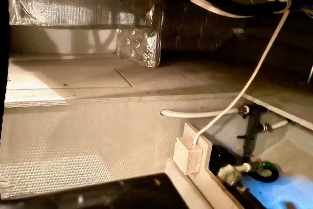 "sunseeker" Yacht Photos Pics Engine room of 2002 Silverton 43 Motor Yacht, showcasing wiring and components.