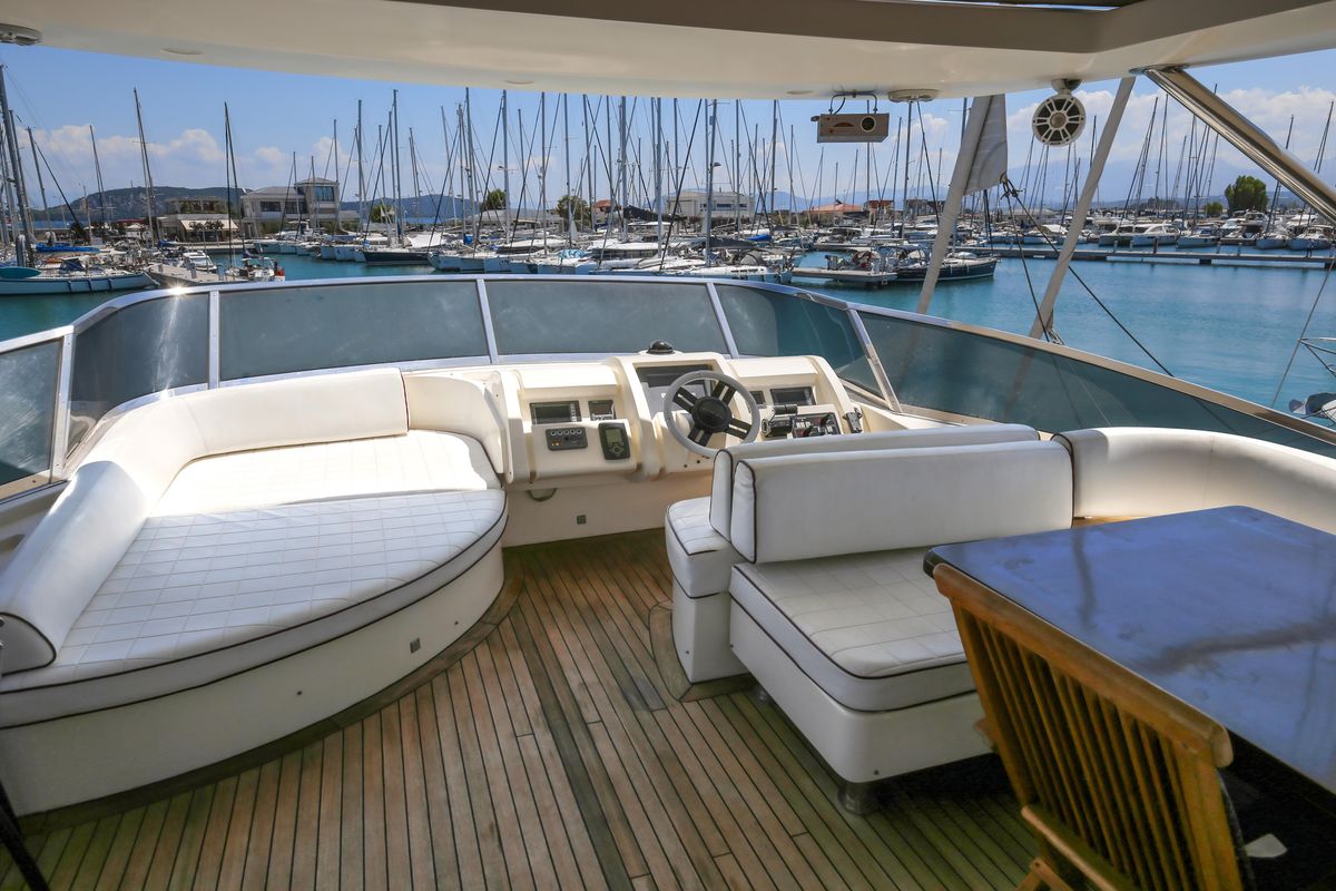2010 Azimut 74 