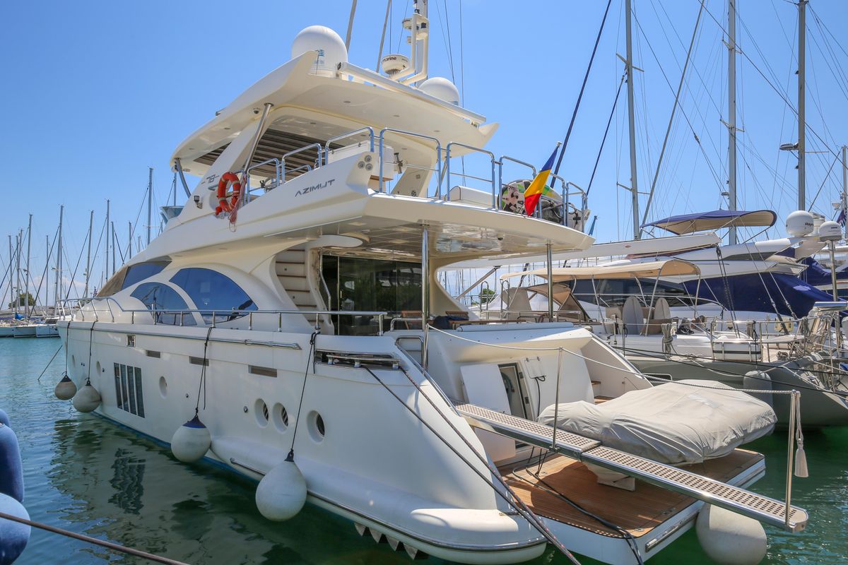 2010 Azimut 74 