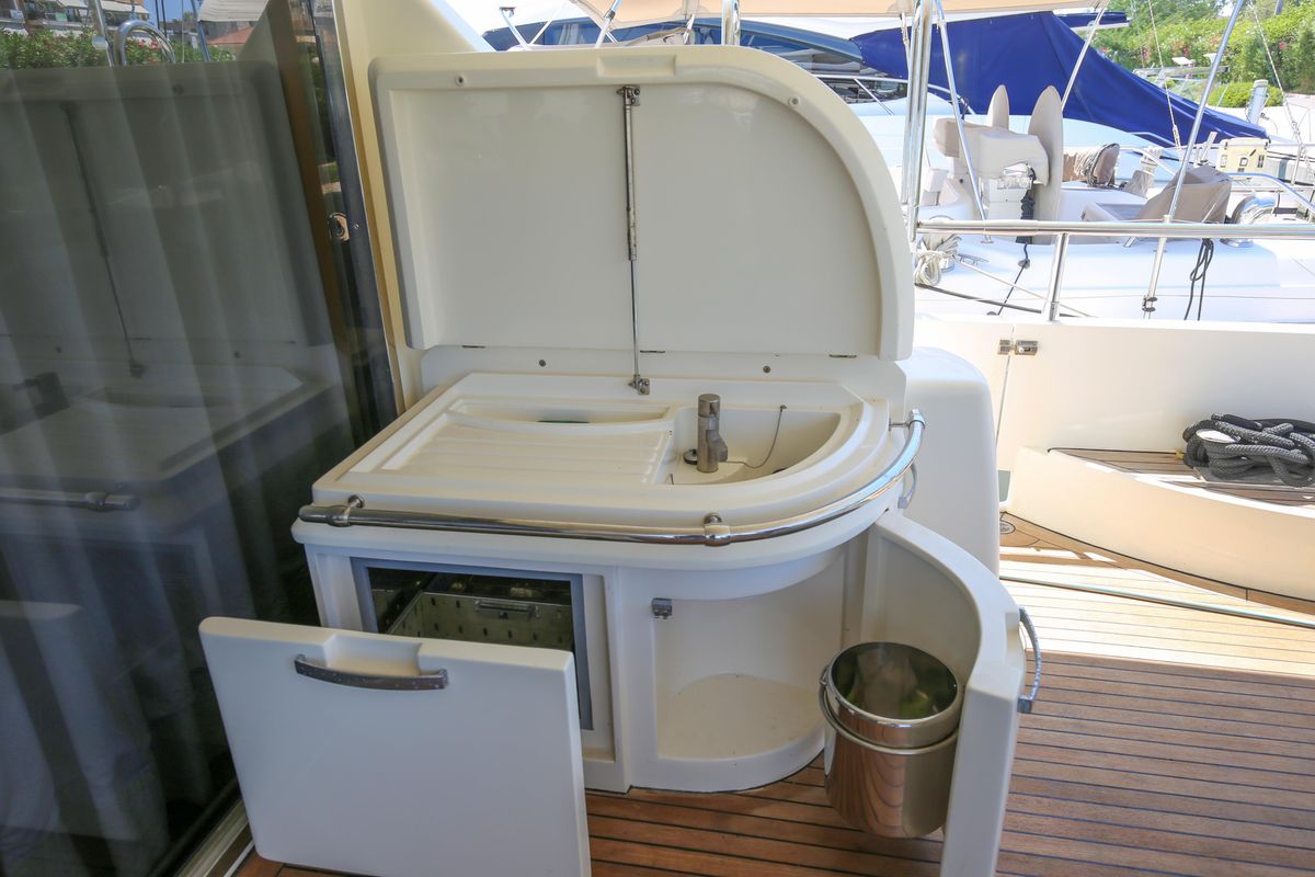 2010 Azimut 74 