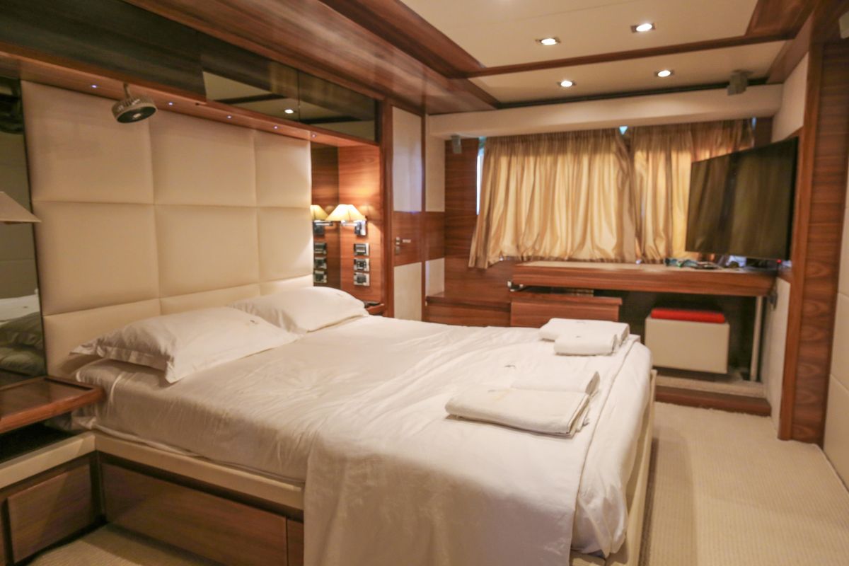 2010 Azimut 74 