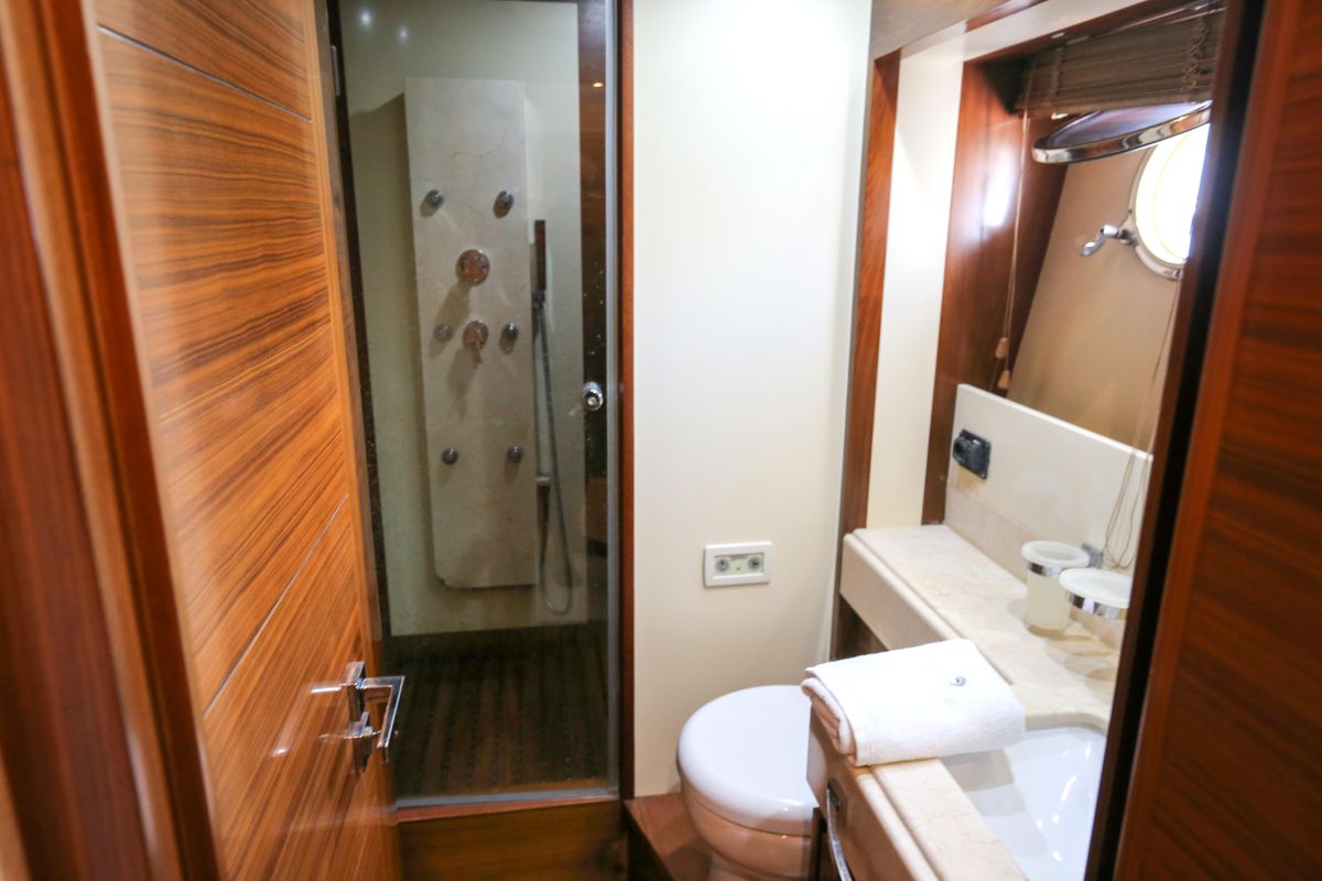 2010 Azimut 74 