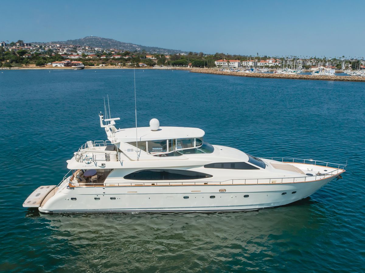 2005 Azimut 85 